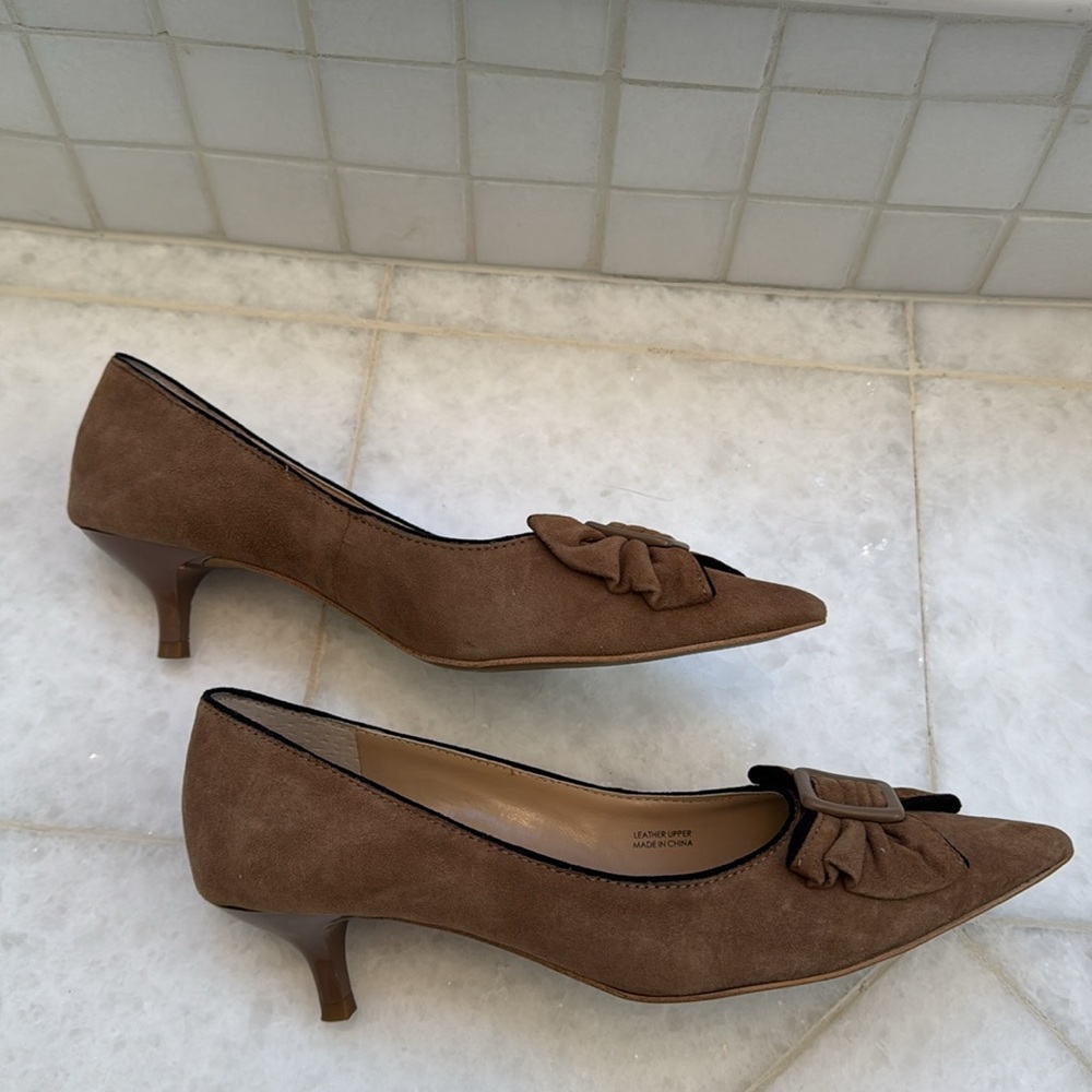 Tahari Brown Suede Heels with Bow Accent, 6 1/2 - Picture 6 of 9